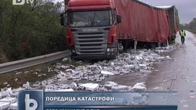 Снимка: Камион заля път Е-79 с бира - предизвика серия от катастрофи