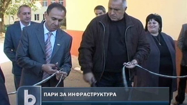 Снимка: Борисов реже ленти в Северна България
