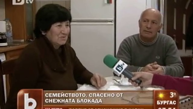 Снимка: Безсънна нощ, 24 часа без вода, хванати в снежен капан...
