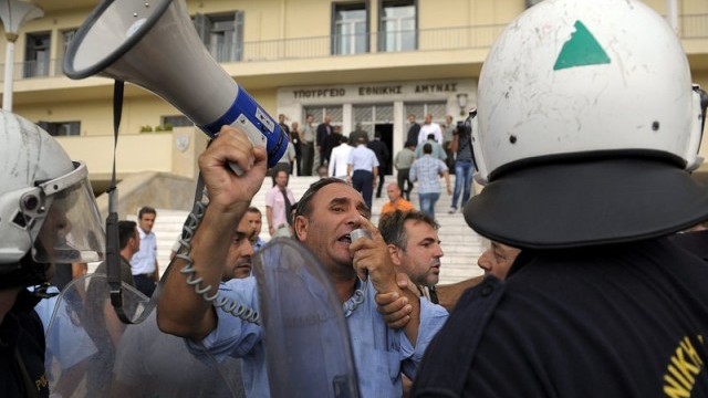 Снимка: Трима ранени и 100 в ареста след сблъсъци с полицията в Атина