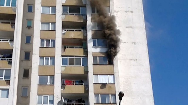 Снимка: Пожар горя в жилищна сграда в София