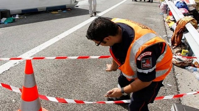 Снимка: Двама българи загинаха в Румъния, колата им падна в 8-метров канал