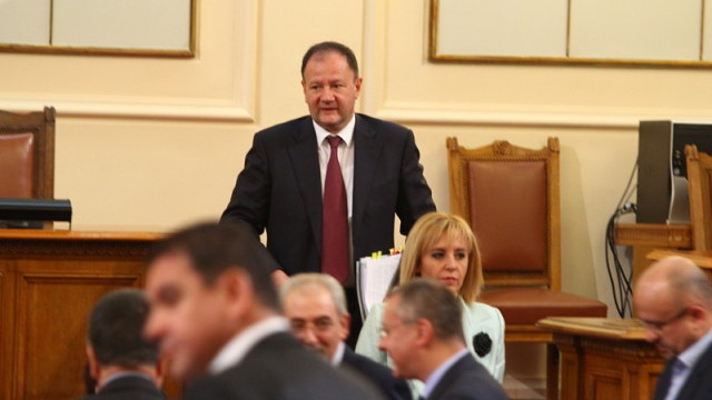 Снимка: Миков остана председател на НС след разяснение кой присъства тялом и кой - духом