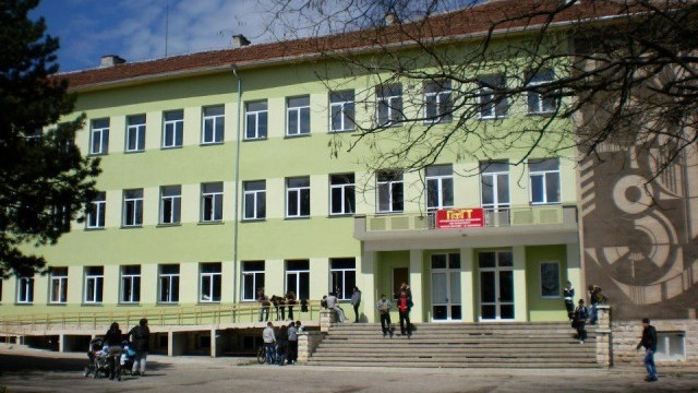 Снимка: Директор и персонал наказани след побой над ученик