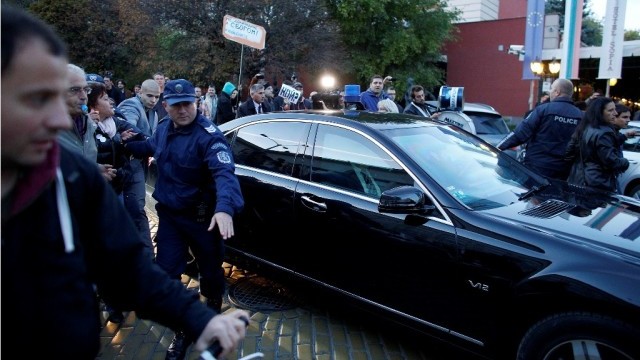 Снимка: Протестиращи посрещнаха Орешарски пред 