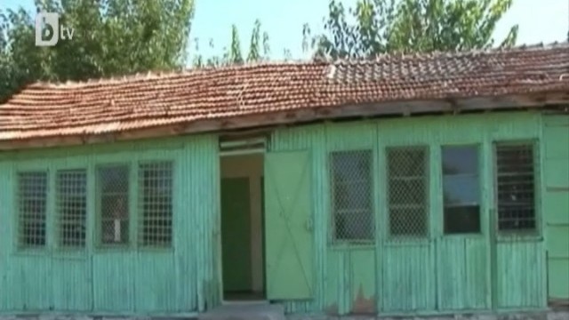 Снимка: Ученици учат в разпадаща се дървена барака заради липса на класна стая