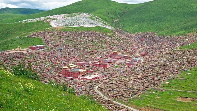 Снимка: Дом за 40 000 монаси