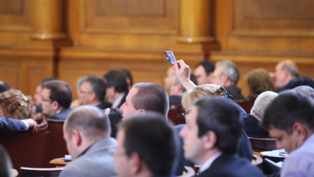 Снимка: Депутатите удължиха мораториума върху продажбата на земя на чужденци