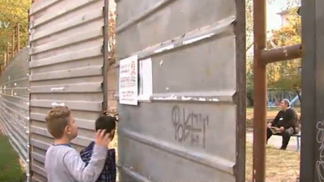 Снимка: Граждани бранят с телата си кварталната градинка