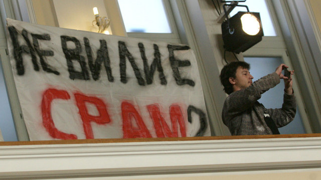 Снимка: След въпроса „Не ви ли е срам?” Миков отговорил: Не ми пука!