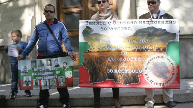 Снимка: Протестно шествие и хоро 