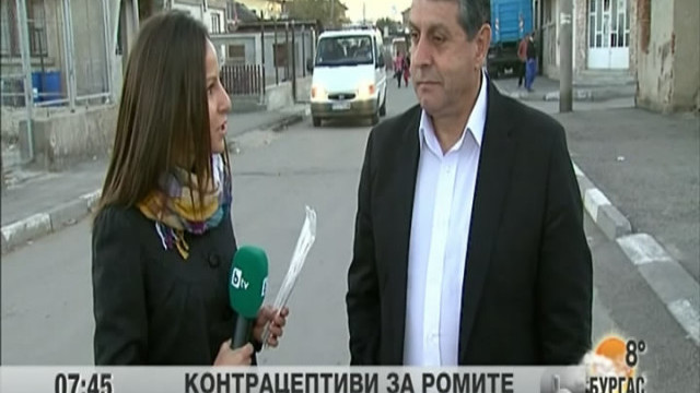 Снимка: Депутат от ДПС раздава безплатно спирали в ромските махали