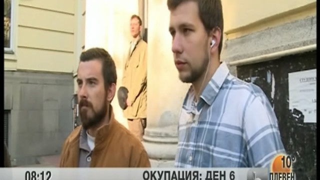 Снимка: Протестиращите студенти за подкрепата и контрапротеста