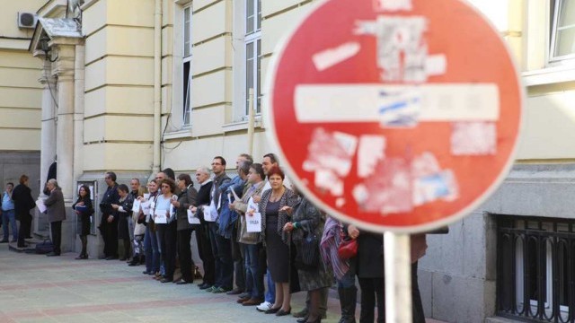 Снимка: Студентите-окупатори чакат щурм на Ректората