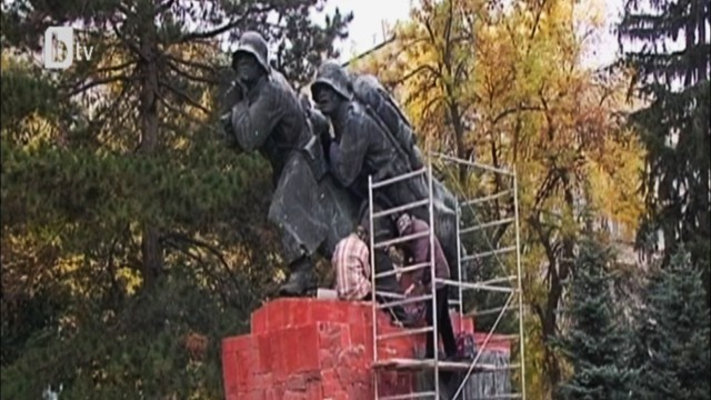 Снимка: Спасителна акция за войнишкия паметник в Търговище