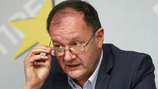 Снимка: Миков нарече предложения от Плевнелиев референдум 