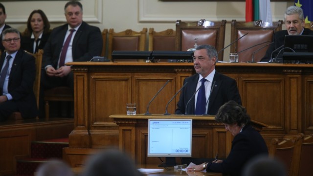 Снимка: Трябва ли Валери Симеонов да понесе отговорността за скандалите с нацистките поздрави?