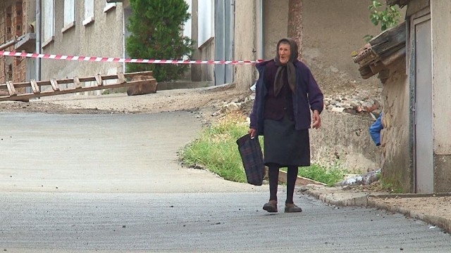 Снимка: Скандален кандидат-кмет излива селски улици от бетон