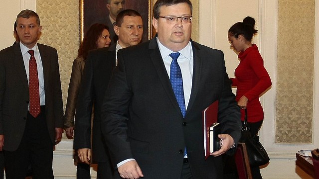 Снимка: Цацаров поиска свалянето на още два имунитета преди вота