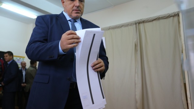 Снимка: Премиерът гласува за местните избори и за национален референдум
