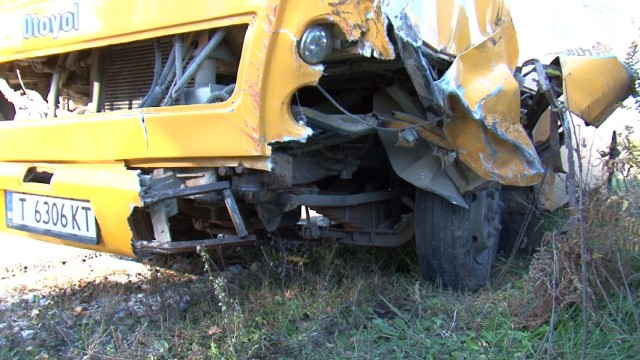 Снимка: Бус удари училищен автобус край Омуртаг