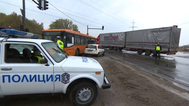 Снимка: Автобус и тир катастрофираха на Околовръстното шосе, седем души пострадаха