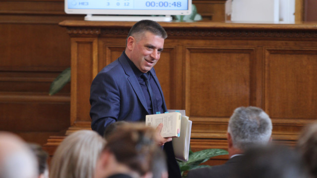 Снимка: ГЕРБ иска падане на тавана от 35 секции в чужбина, но само за ЕС