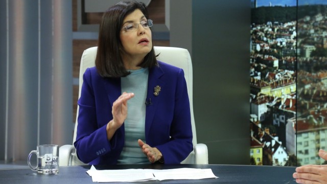Снимка: Меглена Кунева за стипендиите за ромски деца: Скоро ¼ от пазара на труда ще e от роми