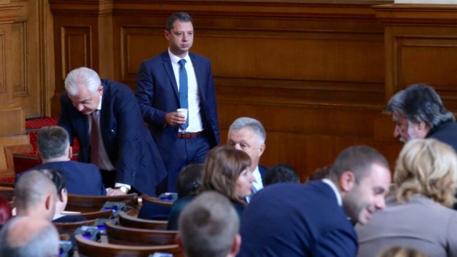 Снимка: ГЕРБ умоляват Делян Добрев да не напуска, БСП призоваха за достоен диалог