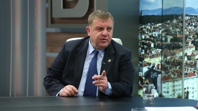 Снимка: Красимир Каракачанов: Няма нужда да се бърза със самолетите