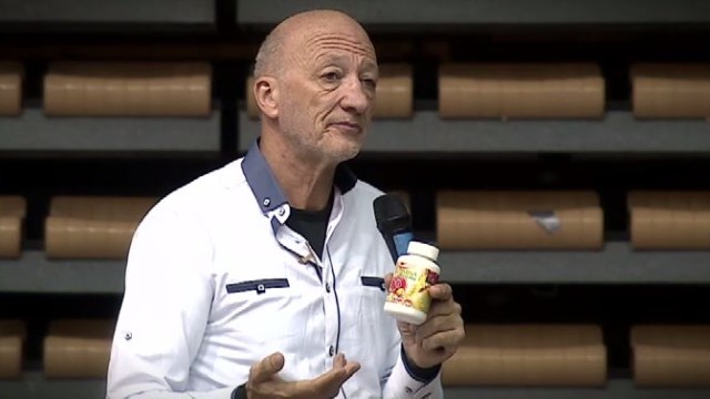 Снимка: Рене Мей – лечител или шарлатанин? Бивш зам.-министър от ДПС е дясната му ръка в България 