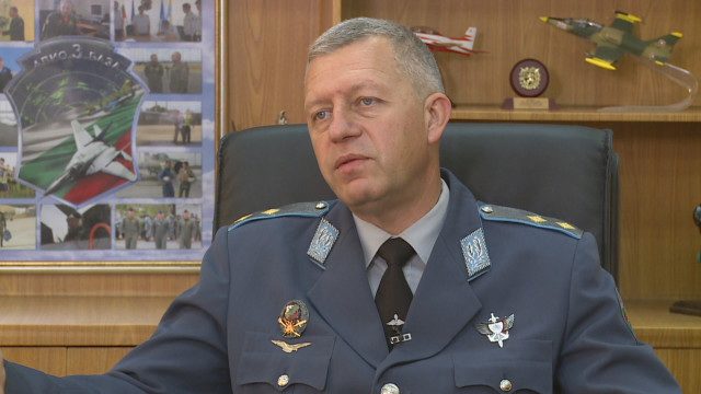 Снимка: Командирът на ВВС ген. Цанко Стойков: Трудно ще ни приземят