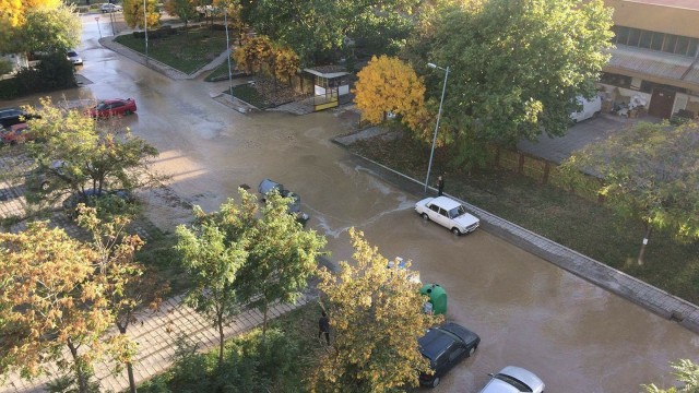 Снимка: Нова авария отново наводни улиците в пловдивския кв. „Тракия”