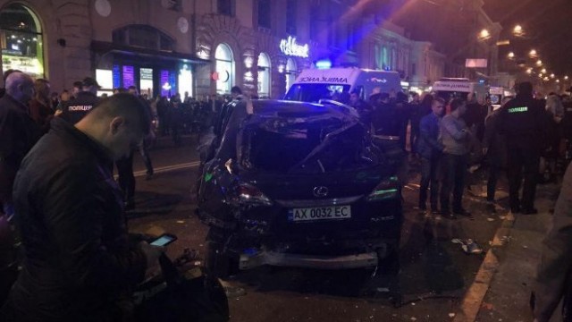 Снимка: Джип се вряза в пешеходци в украинския град Харков, шестима загинаха 