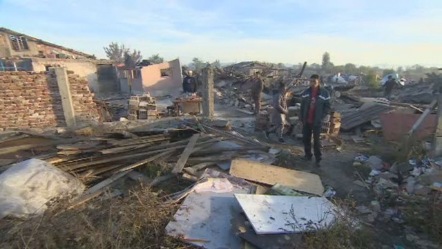 Снимка: Ромите от „Орландовци” остават сред руините на незаконните си къщи