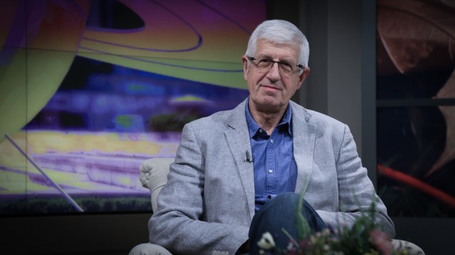 Снимка: Румен Овчаров: Корнелия Нинова върви през просото, без да се съобразява с елементарните реалности