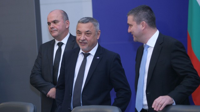 Снимка: Валери Симеонов: Бюджетът за догодина е богата пица „Калцоне”
