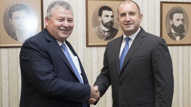 Снимка: Президентът пред директор в „Локхийд Мартин”: Искаме F-16 навреме и с пълно оборудване