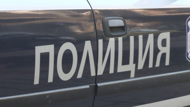 Снимка: Мъж счупи стъкло на полицейски автомобил в Пловдив и побягна