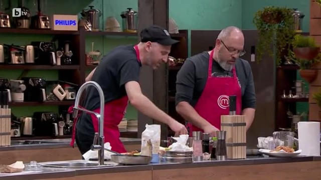 Файчето и Петя трябва да завършат ястията в щафетната игра