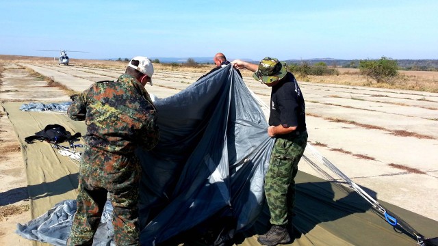 Снимка: Военните парашутисти отбелязват своя празник