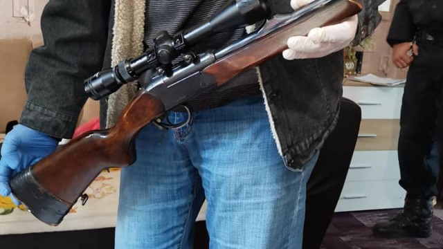Снимка: Полицаи иззеха незаконни оръжия и наркотици в района на Елена
