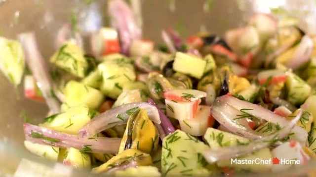 MasterChef@Home: Салата от миди с ябълки и рачешки рулца