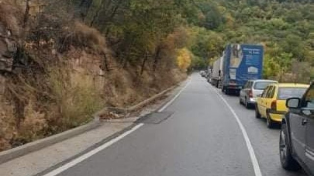 Снимка: Колони от автомобили на прохода 