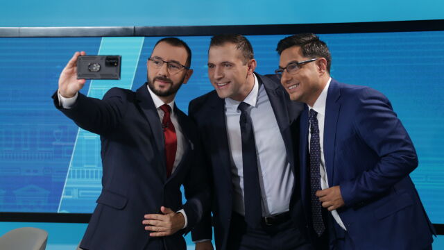 Снимка: Любопитни кадри: лицата на bTV в изборния ден
