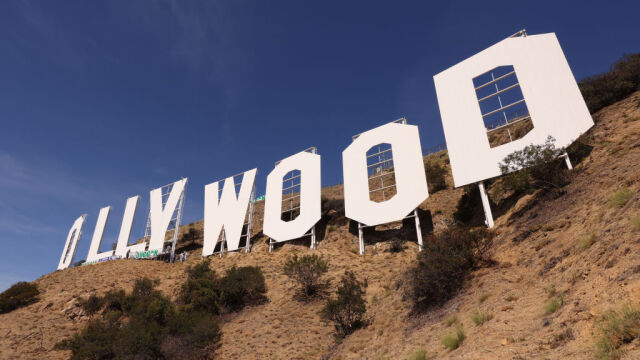 Снимка: Един тон боя и грунд: Реновират емблематичния надпис Hollywood (ГАЛЕРИЯ)