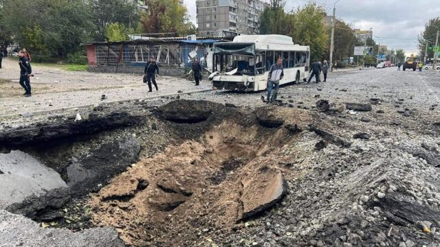 Снимка: Само за ден: В Днипро преасфалтираха кратер след руска въздушна атака (ПРЕДИ и СЛЕД)