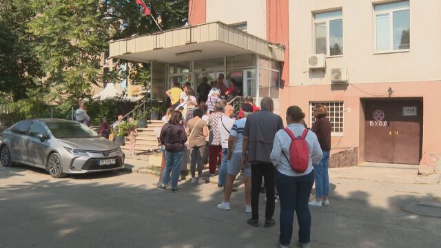 Снимка: На опашка за ваксини: Засилен интерес към защитата от COVID-19 пред дежурния пункт