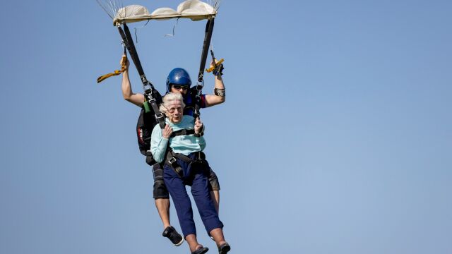 Снимка: 104-годишна баба смени проходилката с парашут! Вижте лицето й, докато е във въздуха!