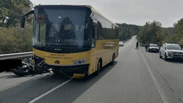 Снимка: Моторист загина при челен удар с училищен автобус край Малко Търново